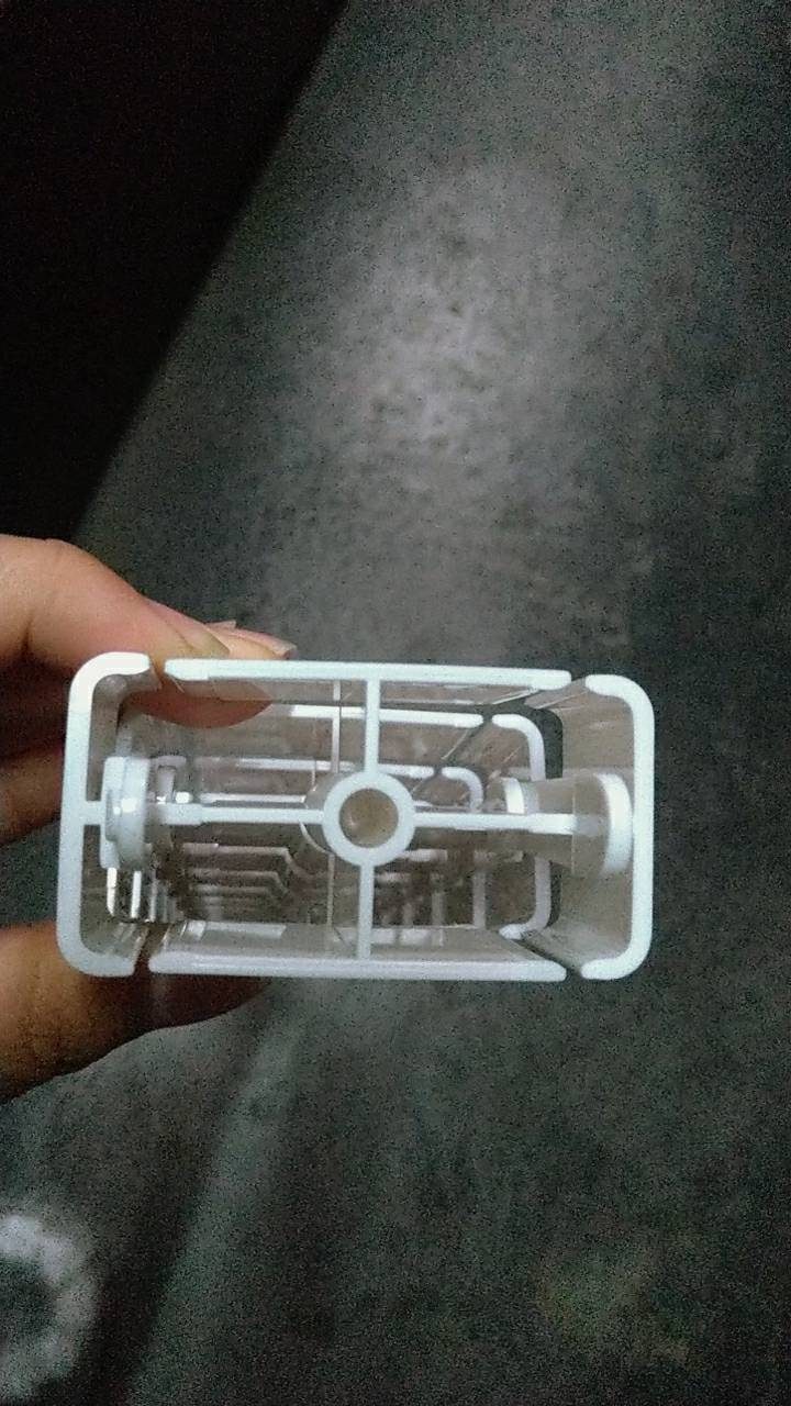 手拿一節白色方形蛇腹管