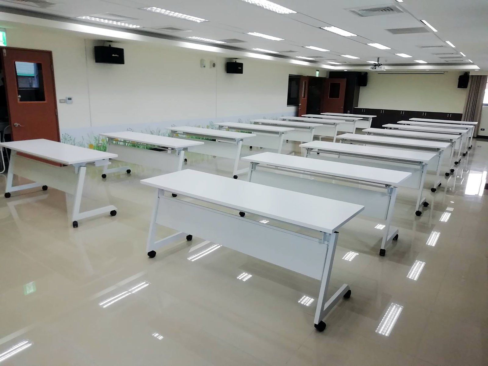 掀合桌教育訓練空間併桌整齊
