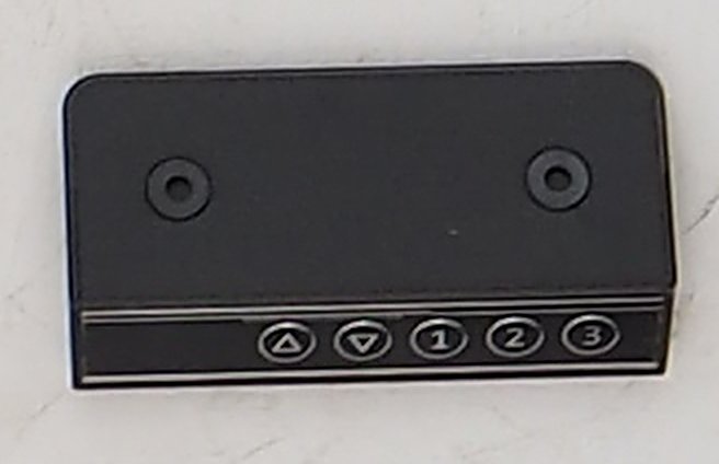 KGT05 升降桌操作面板出廠實拍，按鍵為上、下、1、2、3