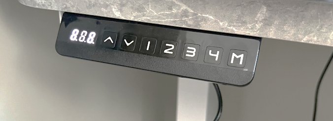 1到4加M升降桌操作面板實拍，顯示窗顯示8.8.8.