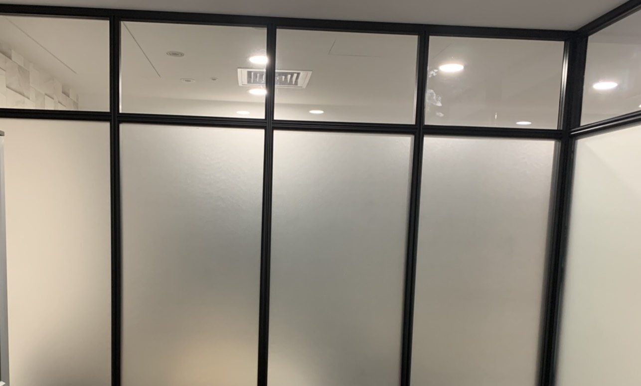 從房內看黑框到頂高隔間
