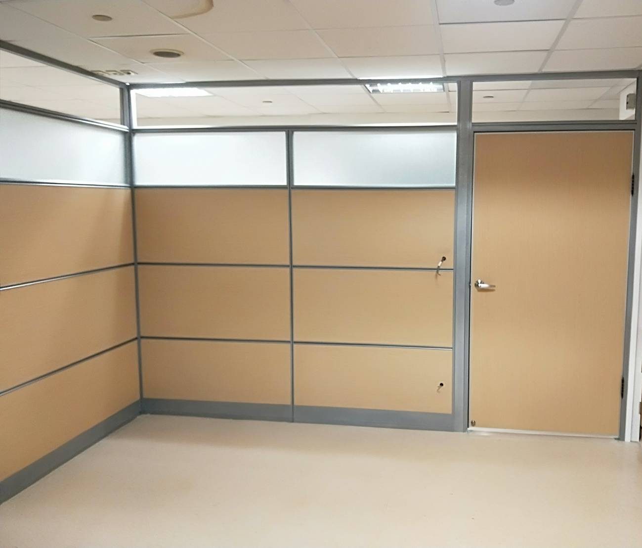 銀框淺棕色面板上段霧玻的高隔間