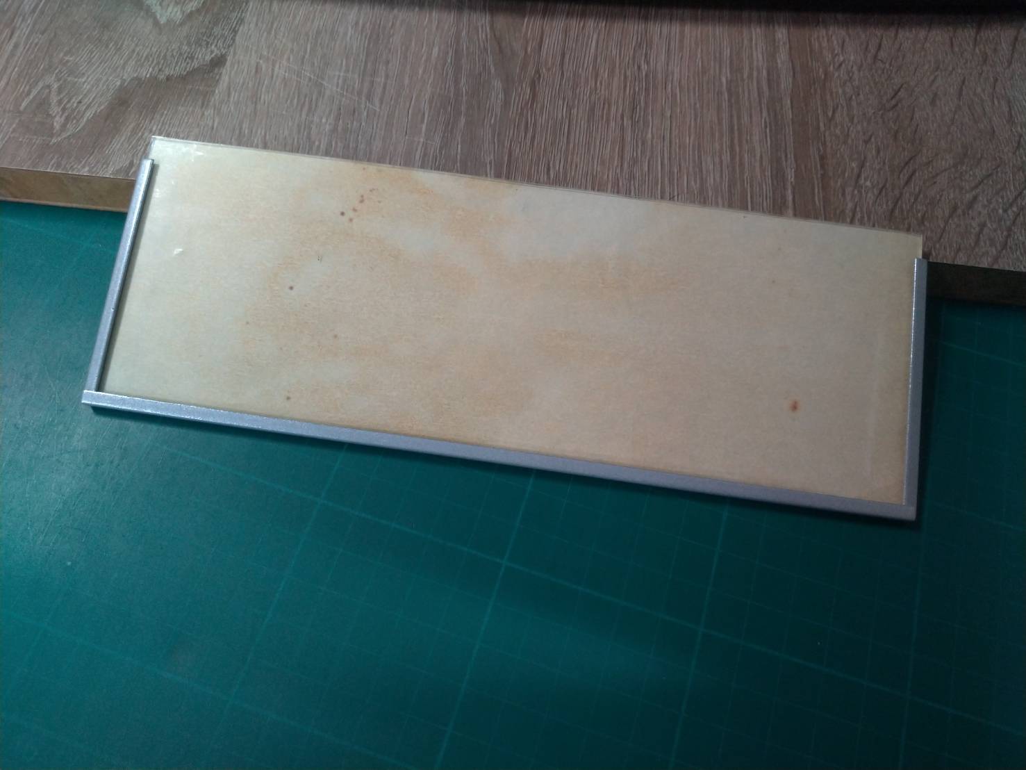 鋁色邊框的屏風姓名牌平放在桌面